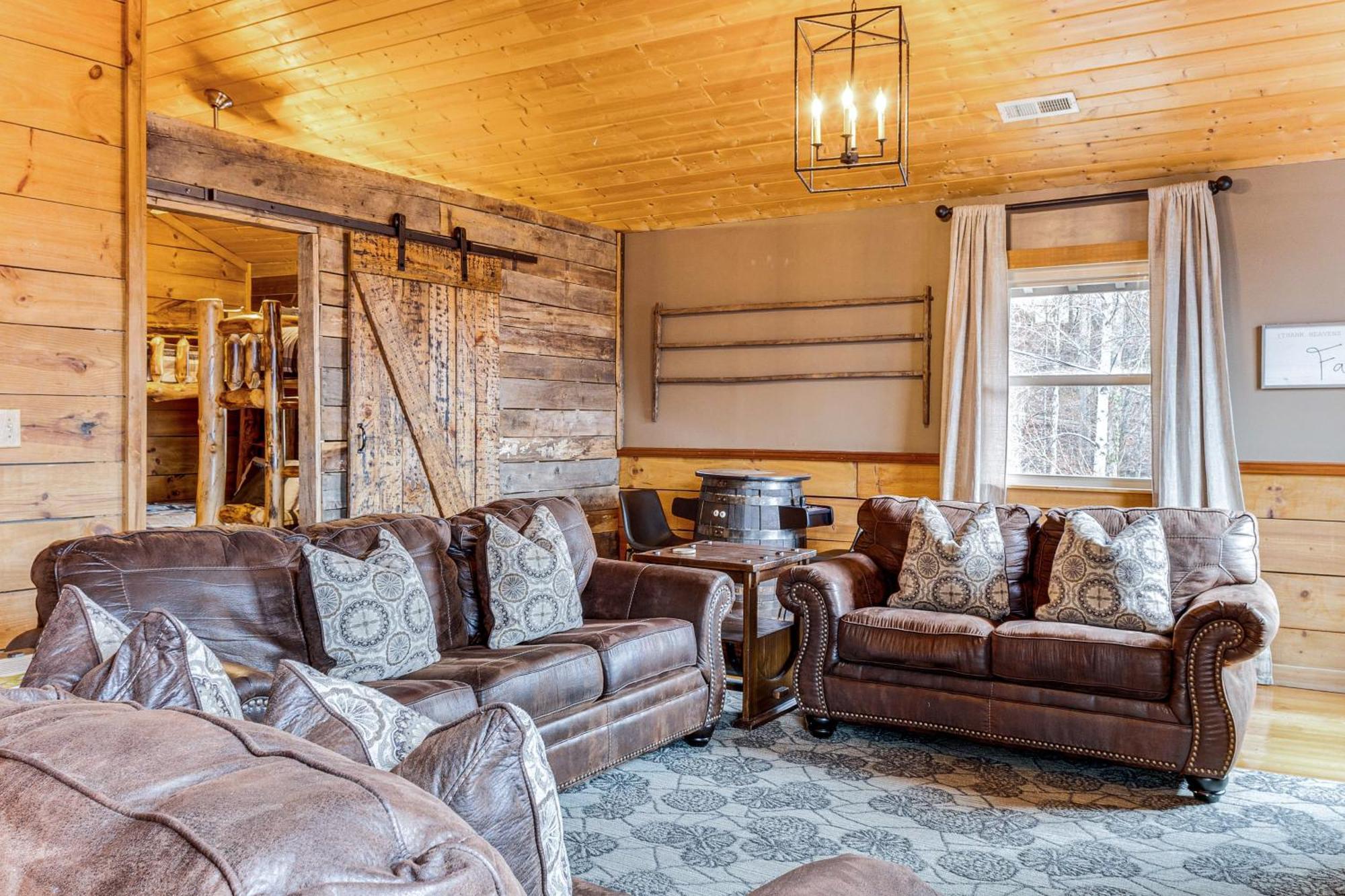 Spacious Gatlinburg Cabin With Hot Tub And Game Room! מראה חיצוני תמונה