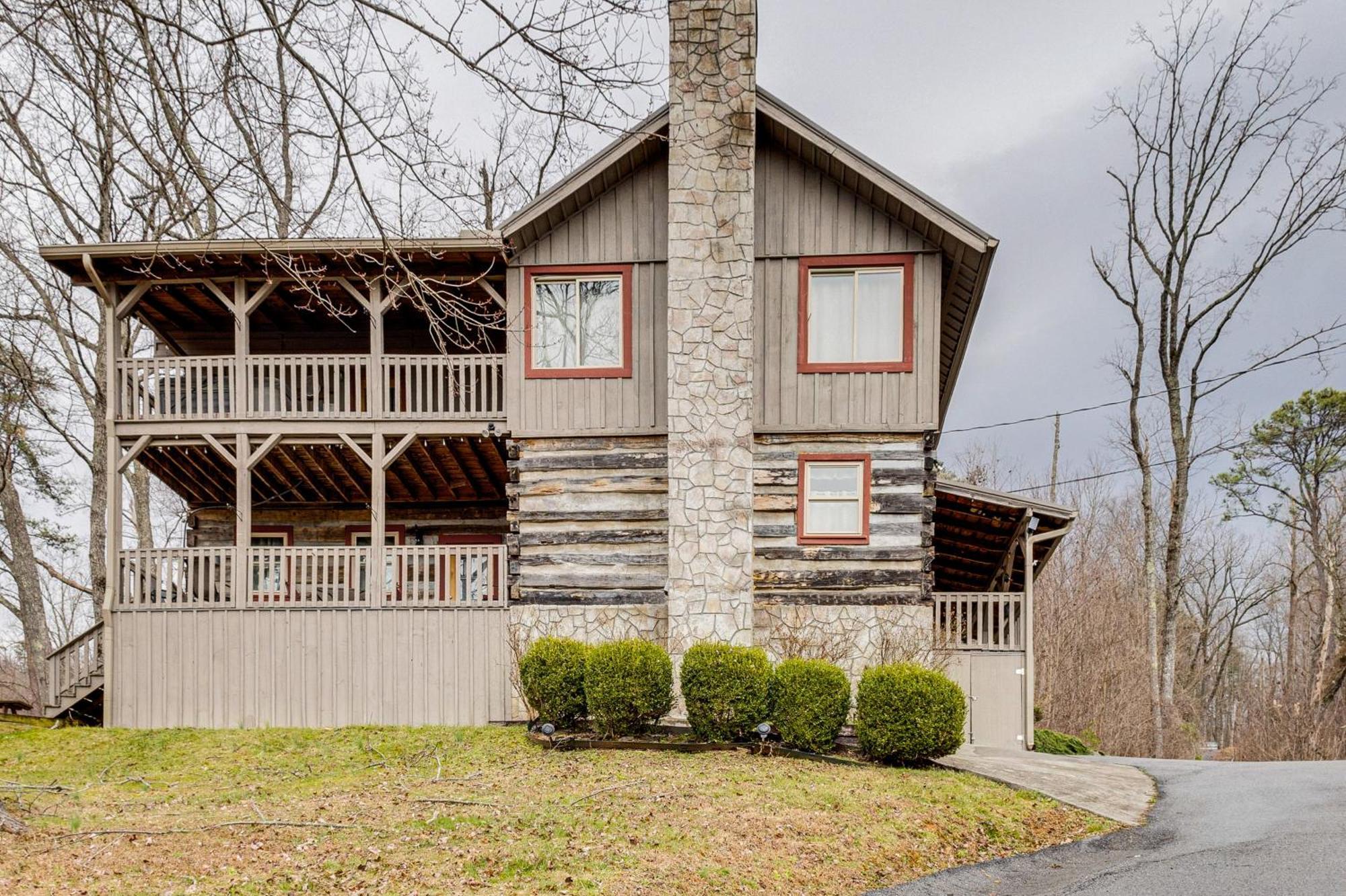 Spacious Gatlinburg Cabin With Hot Tub And Game Room! מראה חיצוני תמונה